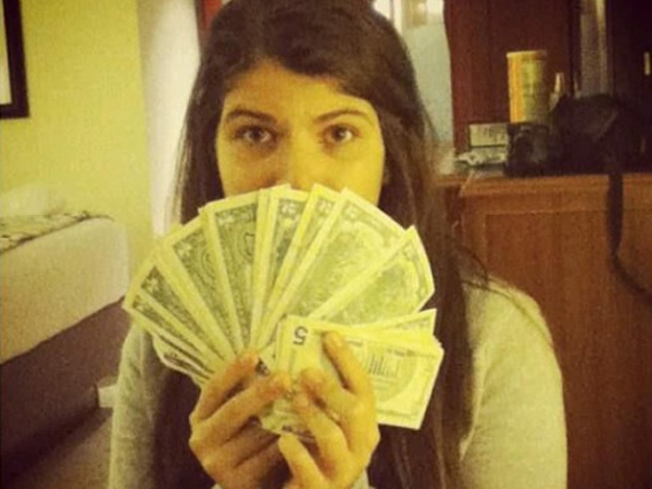 LA FOTO DE LA POL�MICA:  HIJA DE HUGO CH�VEZ CON ABANICO DE D�LARES