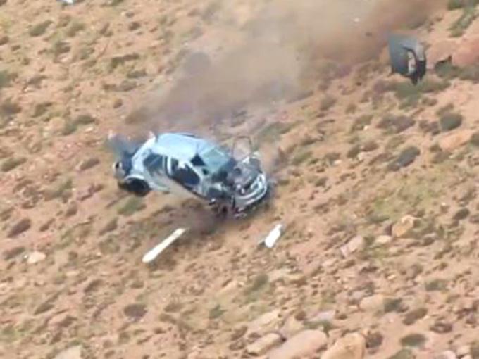 VIDEO: AUTOMOVILISTA CAE A UNA MONTA�A Y SOBREVIVE