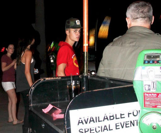 FOTOS: JUSTIN BIEBER CENA CON DOS FANS