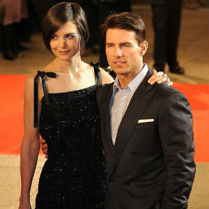�KATIE HOMES DEJ� A TOM CRUISE POR GAY?