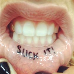 FOTO: KESHA SE TAT�A EL LABIO