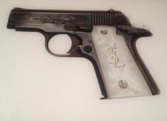 FOTO: KIM KARDASHIAN PRESUME PISTOLA EN TWITTER