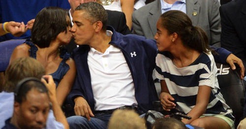 FOTO: KISS CAM DE BARACK Y MICHELLE OBAMA