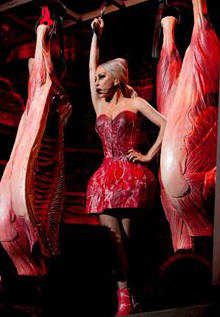 LADY GAGA REGRESA A LA CARNE CRUDA