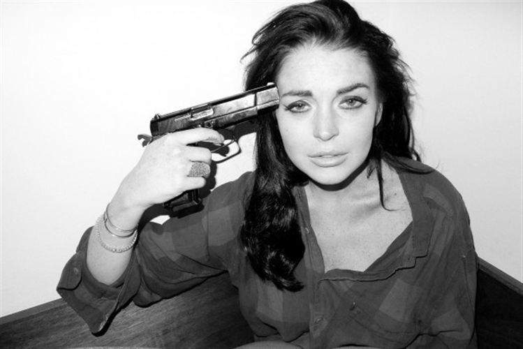 LINDSAY LOHAN INTENTA SUICIDARSE CON UN ARMA