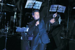 LESIONADOS EN LA LLEGADA DE LUIS MIGUEL A VI�A DEL MAR