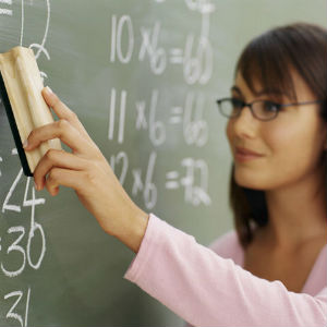 DESPIDEN A UNA MAESTRA POR ENSE�AR DE M�S