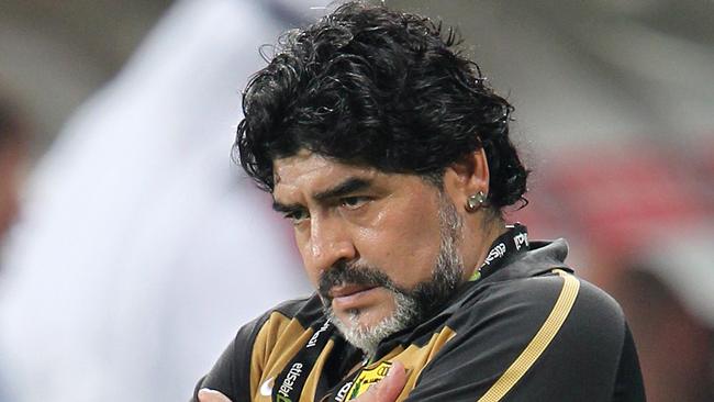 MARADONA: 'PEL� TOMA LA PASTILLA EQUIVOCADA'