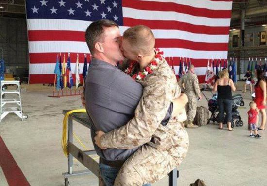 ESC�NDALO POR BESO GAY ENTRE MARINES-FOTO