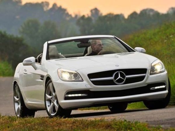 PIQUÉ REGALA A SHAKIRA UN MERCEDES BENZ