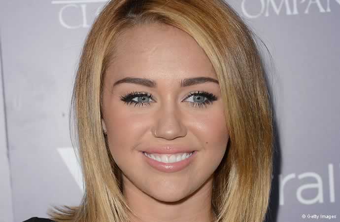 MILEY CYRUS SE INYECTA B�TOX