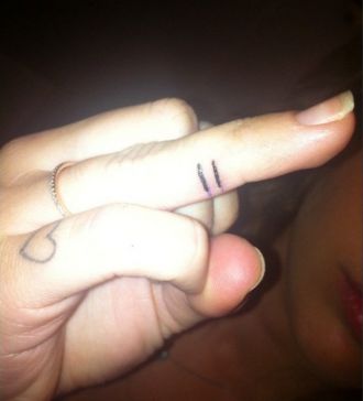 MILEY CYRUS SE TAT�A EN APOYO A LA IGUALDAD SOCIAL