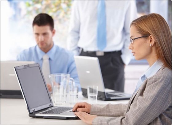 �QUEMAMOS CALOR�AS AL TRABAJAR EN UNA OFICINA?