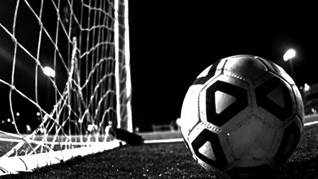 NI�O MUERE MIENTRAS JUGABA F�TBOL EN LA ESCUELA