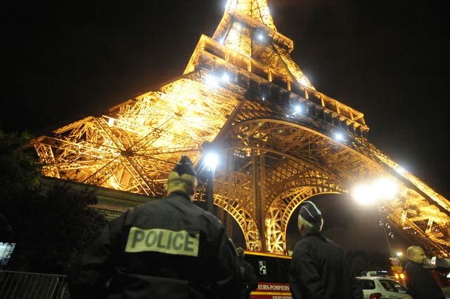 UN HOMBRE SE MATA TIR�NDOSE DE LA TORRE EIFFEL