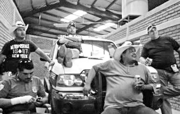 FOTO: POLIC�AS SE EMBORRACHAN EN EL CUARTEL