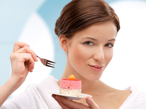 POSTRES SERVIDOS EN PLATOS BLANCOS SON MAS DULCES
