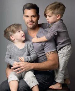 RICKY MARTIN COMPARTE FOTO CON SUS MELLIZOS