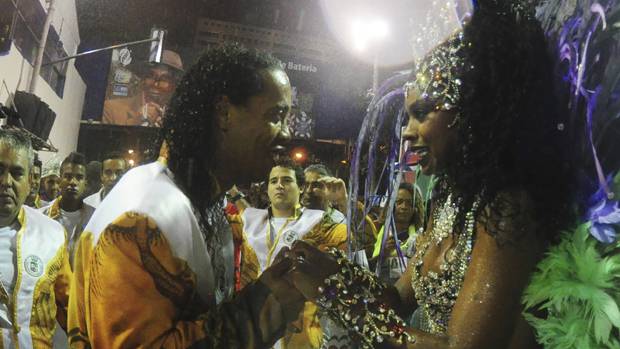 CACHAN A RONALDINHO CON UNA MUJER EN HOTEL EN PLENA CONCENTRACIÓN