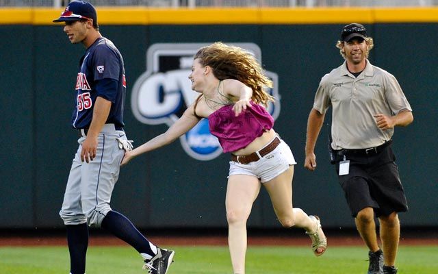 AFICIONADA MANOSEA JUGADOR DE BEISBOL EN PLENO JUEGO
