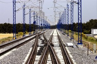 SE TIR� A LAS V�AS DEL TREN Y EL VIENTO LA SALV�