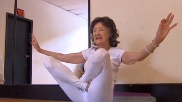 TIENE 93 A�OS Y DA CLASES DE YOGA