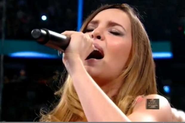 Video: Así cantó el Himno Nacional Belinda