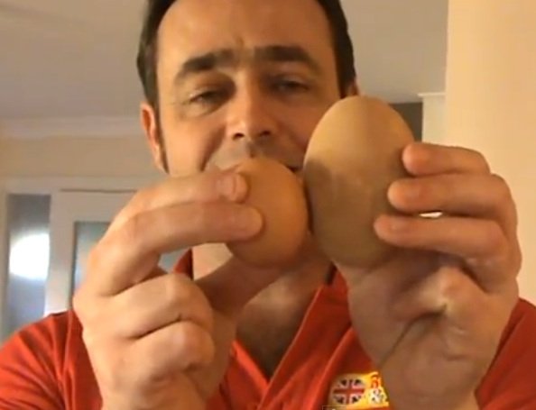 Video: Insólito hallazgo dentro de un huevo