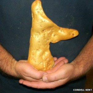 Aficionado encuentra piedra de oro de cinco kilos
