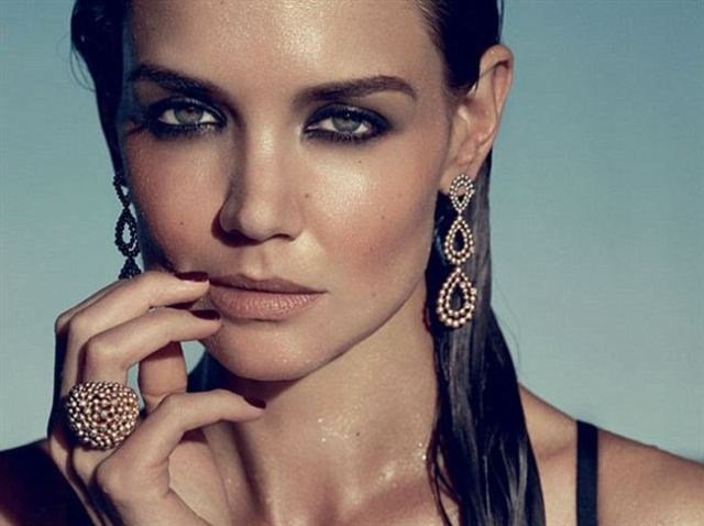 Fotos: Katie Holmes vende joyas al natural