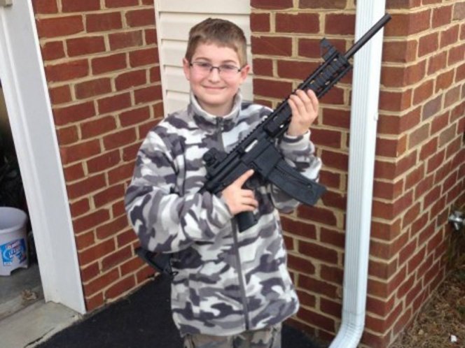 Polémica: Niño de once años posa con arma que le regaló su padre