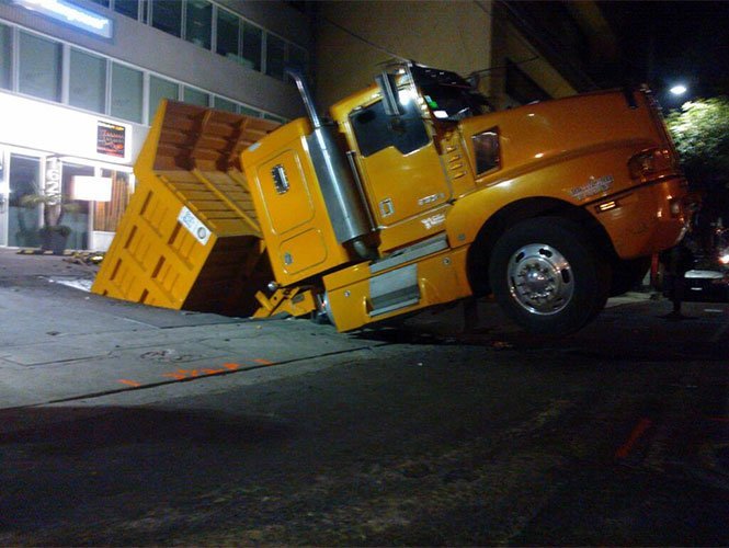Video: Camión se hundió en un estacionamiento