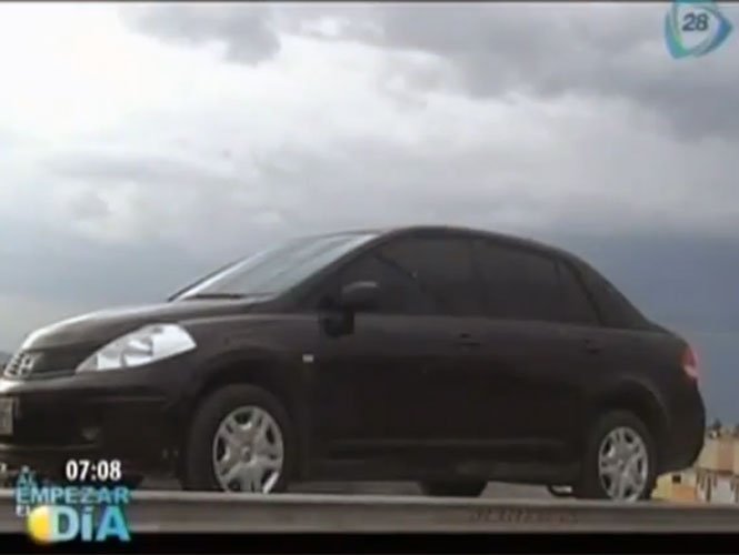 Hallan a niña de tres años muerta en un auto - Video