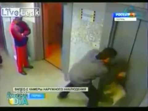 Video: Perro atorado en ascensor se salva de milagro