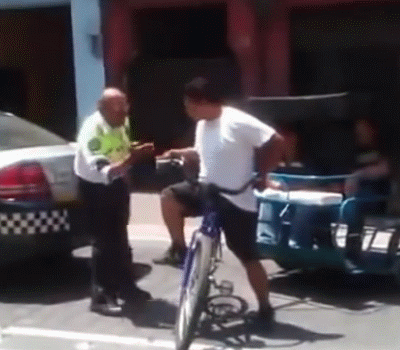 Video insólito: desarman a un policía durante una discusión