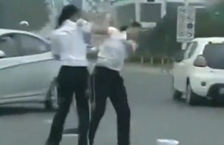 Video: Dos mujeres policías a las piñas en la calle