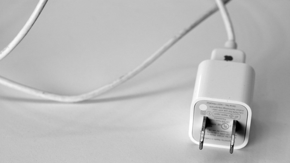 Un hombre está en coma tras electrocutarse con su iPhone