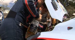 Insólito: Se le acaba la gasolina y mira lo que le pone para que ande ...