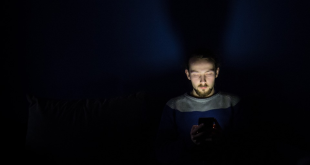 Los riesgos de dormir con el celular encendido