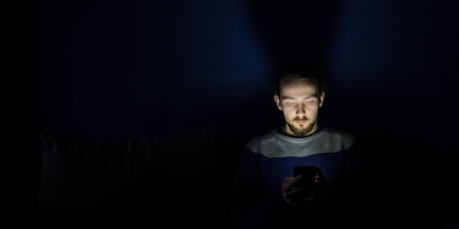 Los riesgos de dormir con el celular encendido